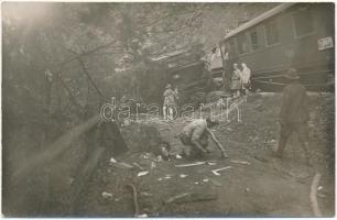 Romania, Csehszlovák vonat vasúti szerencsétlenség Románia (Bucharest) felé vezető úton / Eisenbahnunglück CSD auf den Weg nach Rumanie (Bucuresti) / Railway accident of the Czechoslovak State Railways, derailed train on the way to Romania. photo