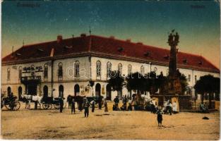 Érsekújvár, Nové Zámky; szálloda az Arany Oroszlánhoz, piac. Vasúti levelezőlapárusítás 20. sz. 1918. / hotel, market (EK)