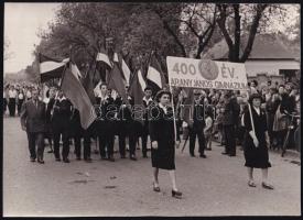 1957 A nagykőrösi Arany János gimnázium jubileumi felvonulásán készült fotó 24x16 cm