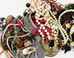 Óriás bizsu tétel nagy zacskónyi vegyes nyaklánc, karlánc, stb