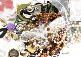 Óriás bizsu tétel nagy zacskónyi vegyes nyaklánc, karlánc, stb