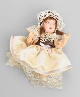 cca 1940 Német porcelán baba, jelzett, számozott, lábán kis sérüléssel 18 cm