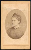 cca 1870 Fiatal hölgy portréja, keményhátú fotó Szinay és Társa miskolci műterméből, vizitkártya, törésnyommal, kissé foltos, 10,5x6,5 cm