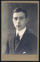 cca 1900-1910 Fiatal férfi portréja, keményhátú fotó a győri "Makart" fényképészeti műintézetből, vizitkártya, jó állapotban, 10,5x6,5 cm