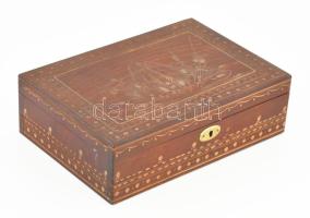 Faragott fa ládika, benne 10 db fa karkötő. Doboz mérete 26x15x8 cm