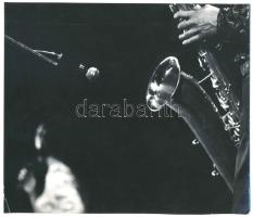 1968 Flesch Bálint feliratozott, vintage fotóművészeti alkotása, ezüst zselatinos fotópapíron, a felvétel Salgótarjánban készült, a Népművelési Intézet központi fotós alkotótelepén, a kép felületén és sarkán törésvonal, 18x21,1 cm