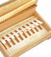 Festett fa cigaretta tartó láda, benne nagynevű alkatrésszel 21x13 cm