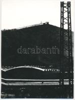 1968 Müller Ferenc pecséttel jelzett vintage fotóművészeti alkotása, ezüst zselatinos fotópapíron, a felvétel Salgótarjánban készült, a Népművelési Intézet központi fotós alkotótelepén; a meddőhányó tetején éjszaka is világító, szép nagy vörös csillag, 24x17,8 cm