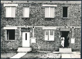 1970 Horváth Péter ,,Black and white" című, feliratozott, vintage fotóművészeti alkotása, ezüst zselatinos fotópapíron, a felvétel Dunaújvárosban készült, a Népművelési Intézet központi fotós alkotótelepén, 13,8x19,3 cm