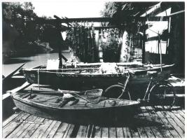 1973 Kopecskó János ,,Halásztanya" című, feliratozott, vintage fotóművészeti alkotása, ezüst zselatinos fotópapíron, a felvétel Esztergomban készült, a Népművelési Intézet központi fotós alkotótelepén, 18x24 cm