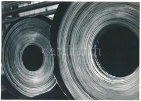 1970 Árvai Zoltán ,,Acéltekercsek" című, feliratozott, vintage fotóművészeti alkotása, ezüst zselatinos fotópapíron, a felvétel Dunaújvárosban készült, a Népművelési Intézet központi fotós alkotótelepén, 16,7x23,2 cm