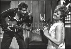 cca 1972 Latinovits Zoltán és Ruttkai Éva színészek pizsipartija ,,A legszebb férfikor" című film egyik jelenetében, vintage produkcióis filmfotó, ezüst zselatinos fotópapíron, 20,5x30 cm