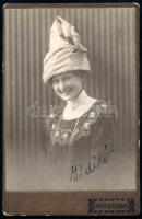 cca 1910 Fiatal hölgy érdekes fejfedővel, keményhátú fotó Weisz Hugó aradi műterméből, vizitkártya, 10,5x6,5 cm