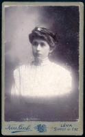 cca 1910 Hölgy portréja, keményhátú fotó Kiss László lévai műterméből, vizitkártya, hátoldala sérült, 10,5x6,5 cm