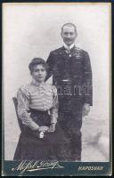 cca 1910 Házaspár portréja, keményhátú fotó Mössl József kaposvári műterméből, vizitkártya, némi kopással, 10,5x6,5 cm