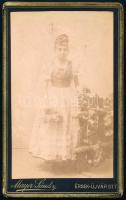 cca 1890 Lány egészalakos portréja, keményhátú fotó Mayer Sándor érsekújvári műterméből, vizitkártya, némi kopással, 10,5x6,5 cm