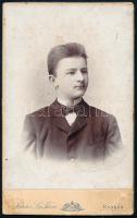 cca 1900 Fiatalúr portréja, keményhátú fotó Letzter S. és Társa kassai műterméből, vizitkártya, kissé foltos, 10,5x6,5 cm