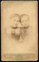 cca 1880 Lánytestvérek, keményhátú fotó a Skoff Testvérek pápai műterméből, vizitkártya, 10,5x6,5 cm