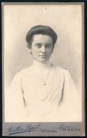 cca 1900-1910 Fiatal hölgy portréja, keményhátú fotó Reitter Lipót mosoni műterméből, vizitkártya, 10,5x6,5 cm