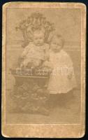 cca 1880 Kisgyermekek, keményhátú fotó Sonenschein Henrik (Bp. IX. Soroksári u. 20.) műterméből, vizitkártya, 10,5x6,5 cm