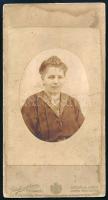 cca 1900-1910 Hölgy portréja, keményhátú kabinetfotó a csongrádi Gárdi műteremből, kissé viseltes, 20x10,5 cm
