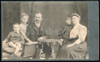 1908 Családi kép, keményhátú kabinetfotó Róna és Dajkovits temesvári műterméből, a hátoldalon feliratozva, 21,5x13,5 cm