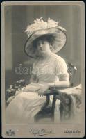 cca 1910 Hölgy kalapban, keményhátú kabinetfotó Vajda Dezső újvidéki műterméből, a hátoldalon ragasztás nyomaival, 21,5x13 cm