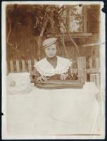 cca 1910 Hölgy citerával és kottákkal, fotó, szélén sérülésekkel, 12x9 cm