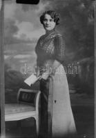 cca 1900 Hölgyportrék, 2 db üvegnegatív, 12x9 cm. Gevaert Ridax fotópapír tasakban.