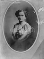 cca 1900 Hölgyportrék, 2 db üvegnegatív, 12x9 cm. Gevaert Ridax fotópapír tasakban