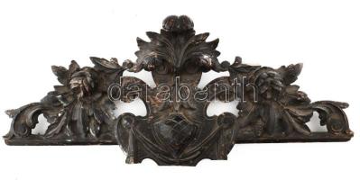 Pajzsos oromzat. Díszes fafaragvány. XIX. sz. Kissé sérült 79x35 cm