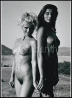 cca 1985 Kettecskén szép az élet, szolidan erotikus felvétel, 1 db modern nagyítás, 21x15 cm