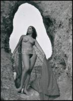 cca 1978 Sziklakeretbe foglalt szépség, szolidan erotikus felvétel, 1 db modern nagyítás, 21x15 cm