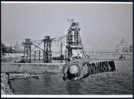 cca 1945 Budapest, torzó képek a Lánchíd maradványairól, Kotnyek Antal (1921-1990) budapesti fotóriporter hagyatékából készült 2 db modern nagyítás, 15x21 cm és 21x15 cm