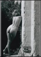 cca 1976 ,,Öri-hari, nem nézek rád" - szolidan erotikus felvétel, 1 db modern nagyítás, 21x15 cm