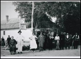 cca 1922 Bács-Kiskun megye, Farkas Ferenc vegyeskereskedése előtt készült csoportkép, az útelágazásban levő irányjelző táblák segíthetnek a hely pontos meghatározásában, Kerny István (1879-1963) budapesti fotóművész hagyatékából üveglemezről készült modern nagyítás, + hozzáadva az ugyanitt, ugyanekkor készült felvételről, a lovas legényke ugyancsak modern nagyítását, 15x21 cm és 21x15 cm