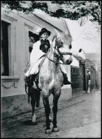 cca 1922 Bács-Kiskun megye, Farkas Ferenc vegyeskereskedése előtt készült csoportkép, az útelágazásb...