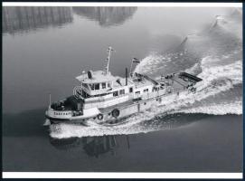 cca 1981 Budapest, Zagyva hajó a Dunán, Magyar Alfréd budapesti fotóművész felvétele, 1 db modern nagyítás eredeti negatívról, jelzés nélkül, 15x21 cm