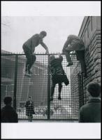 cca 1980 Budapest, potyázók a Népstadionban, Magyar Alfréd budapesti fotóművész felvételei, 2 db modern nagyítás eredeti negatívokról, jelzés nélkül, 21x15 cm