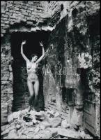 cca 1980 Oda lett a kemence, lesz majd másik helyette! - szolidan erotikus felvétel, 1 db modern nagyítás, 21x15 cm