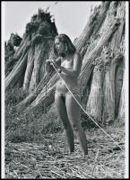 cca 1987 Minden nádszál aranyat ér a Velencei-tó partján, szolidan erotikus felvétel, 1 db modern nagyítás, 21x15 cm