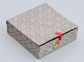 Japán szakés pohár készlet. Kézzel festett, jelzett, hibátlan, díszdobozban d: 5 cm