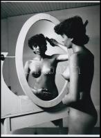 cca 1986 Tükör előtt, szolidan erotikus felvétel, 1 db modern nagyítás, 21x15 cm