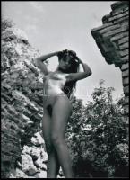 cca 1988 Tilosban fotózkodva, szolidan erotikus felvétel, 1 db modern nagyítás, 21x15 cm