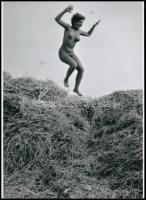 cca 1983 A kazalrakók jutalma az égből érkezik, szolidan erotikus felvétel, 1 db modern nagyítás, 21x15 cm