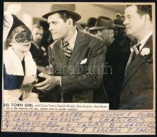 cca 1940 előtt készült ,,Big Town Girl" című amerikai film egy jelenete, 1 db vintage produkciós filmfotó, ezüst zselatinos fotópapíron, Pánczél György (1920-?) filmtörténész hagyatékából, rajzlapra felragasztva, 14x19 cm