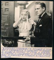 cca 1940 előtt készült ,,Rémület" című amerikai film egy jelenete, 1 db vintage produkciós filmfotó, ezüst zselatinos fotópapíron, Pánczél György (1920-?) filmtörténész hagyatékából, rajzlapra felragasztva, információkkal kiegészítve, 16x18 cm