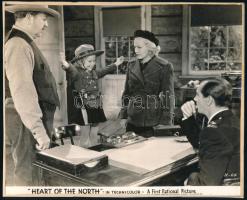 cca 1940 előtt készült ,,Heart of the North" című amerikai film egy jelenete, 1 db vintage produkciós filmfotó, ezüst zselatinos fotópapíron, Pánczél György (1920-?) filmtörténész hagyatékából, rajzlapra felragasztva, 17x21 cm