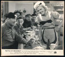 1938 ,,Battle of Broadway" című amerikai film egy jelenete, 1 db vintage produkciós filmfotó, ezüst zselatinos fotópapíron, Pánczél György (1920-?) filmtörténész hagyatékából, rajzlapra felragasztva, 18x21 cm