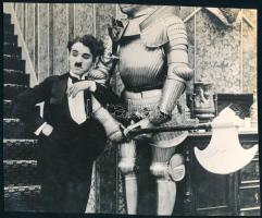 cca 1935 Charlie Chaplin ismeretlen film jelenetében, 1 db vintage produkciós filmfotó, ezüst zselatinos fotópapíron, Pánczél György (1920-?) filmtörténész hagyatékából, 17x21 cm